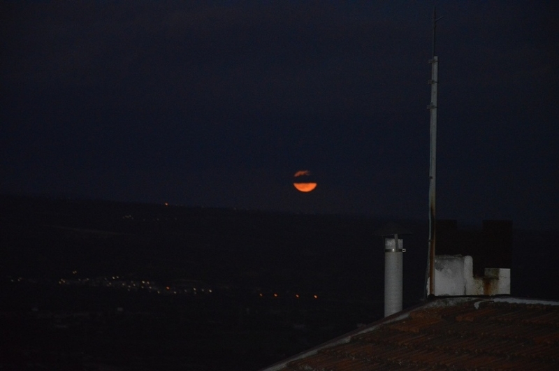 Большая снежная Луна взошла над Кипром