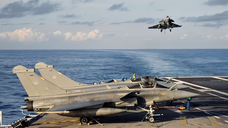 Французская авиация и флот в небе и водах Кипра
