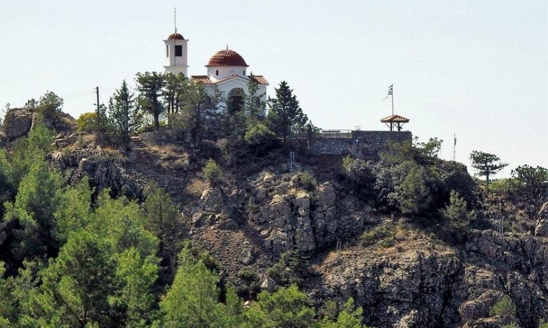Храм пророка Илии на самой вершине горы в кипрской деревушке Агридия