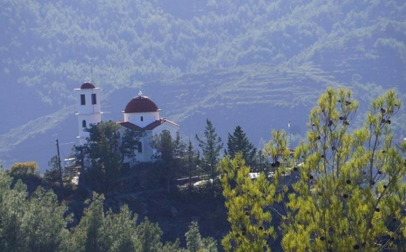 Храм пророка Илии на самой вершине горы в кипрской деревушке Агридия