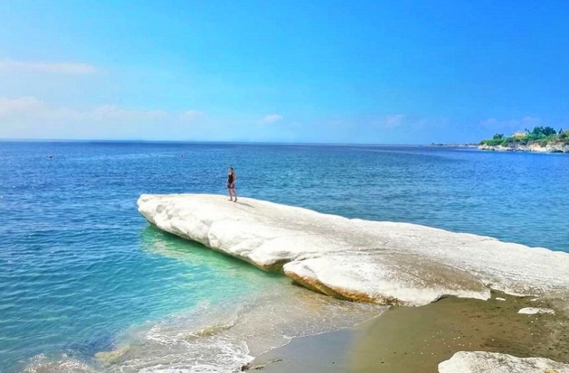 Palm Beach - красивая бухта возле Лимассола, обрамленная белыми скалами