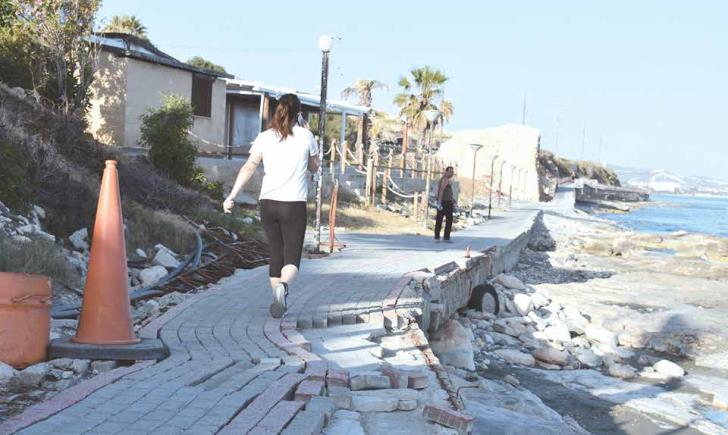 
В Агиос Тихонас разрушилась пешеходная тропа
