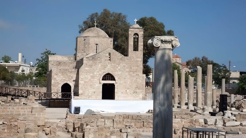 Медработники Кипра просят президента открыть церкви