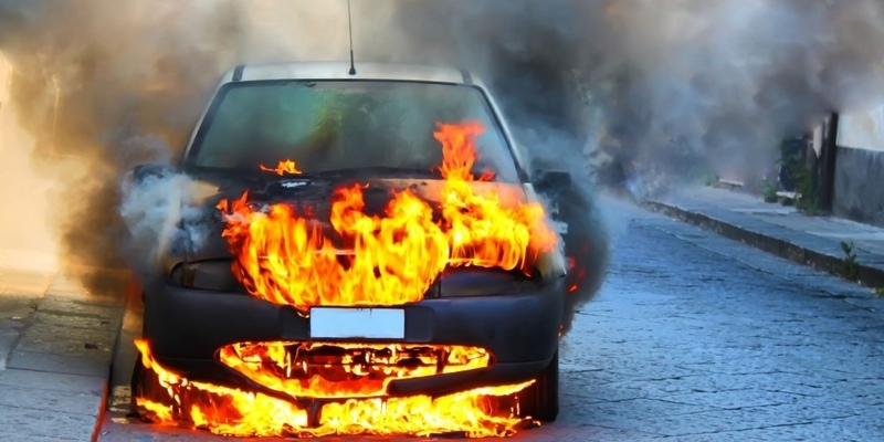 На Кипре в машине нашли взрывчатку, а еще две машины сгорели в огне