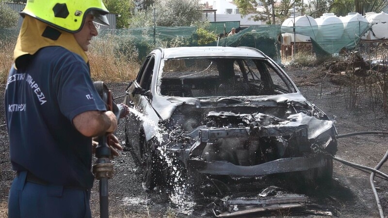 Пожар уничтожил два автомобиля в пригороде Никосии