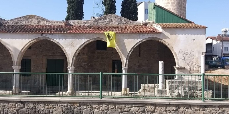 Кипрские националисты вывесили византийский флаг на мечети в Ларнаке