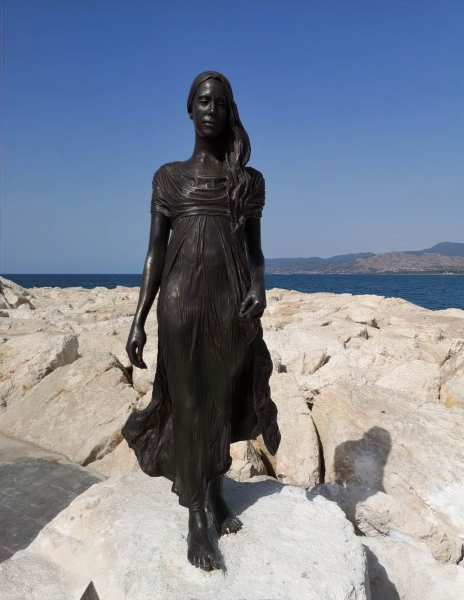 Новая скульптура королевы Регины в Полисе