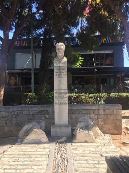 Бюст национального поэта Кипра Василиса Михаилидиса в Лимассоле