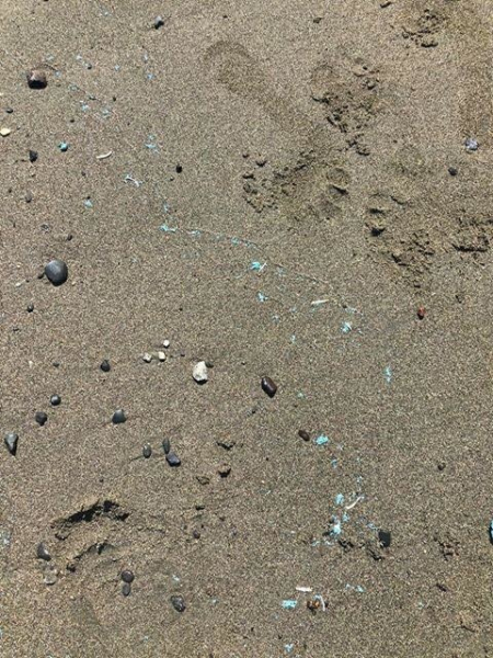 Обнаружена причина загадочных пятен на пляже в Лимассоле (фото)