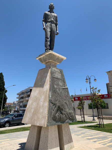 Памятник молодому борцу за свободу Кипра Михалакису Паридису