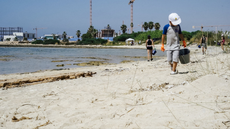 В ходе уборки пляжа на Кипре активисты собрали 72 килограмма мусора