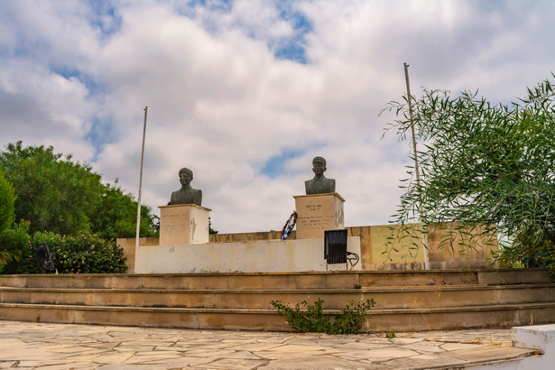 Памятник героям Христосу Ккелису и Георгиосу Михаилу в Киссонерге