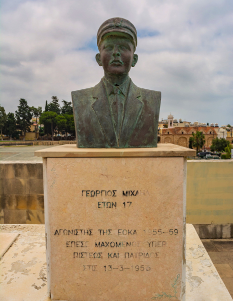Памятник героям Христосу Ккелису и Георгиосу Михаилу в Киссонерге