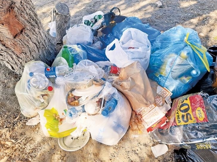 Побережье Ларнаки утонуло в мусоре после празднования Успения Пресвятой Богородицы