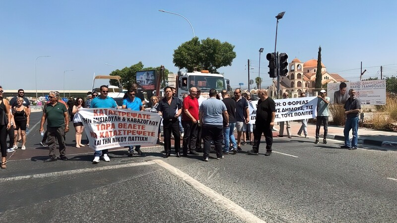 Протесты против строительства островка безопасности на проспекте Паттичи