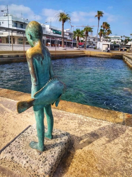 Скульптура маленького рыбака в Пафосе