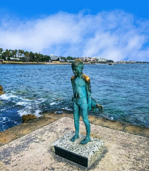 Скульптура маленького рыбака в Пафосе