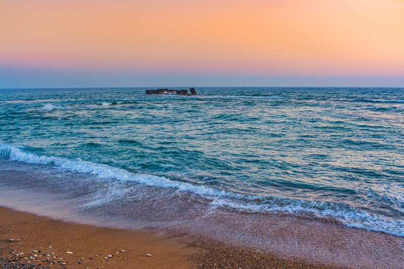 Удивительно красивый пляж в кипрской деревушке Мандрия