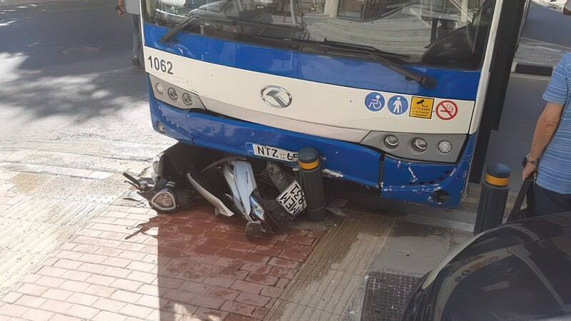 В Никосии «сбежавший» автобус попал в ДТП 