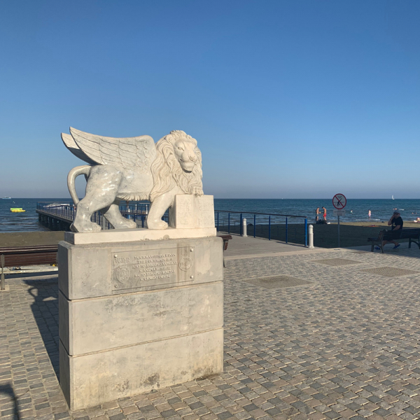 Венецианская скульптура льва на набережной Ларнаки