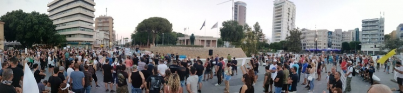 Драконовские меры: полиция Кипра оштрафовала антимасочников за протест без масок