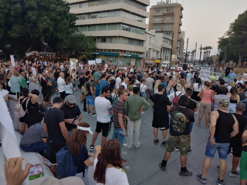 Драконовские меры: полиция Кипра оштрафовала антимасочников за протест без масок