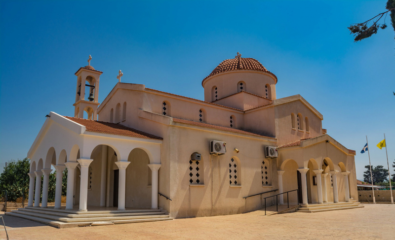 Новый просторный храм Святых Андроника и Афанасии в деревне Мандрия на Кипре