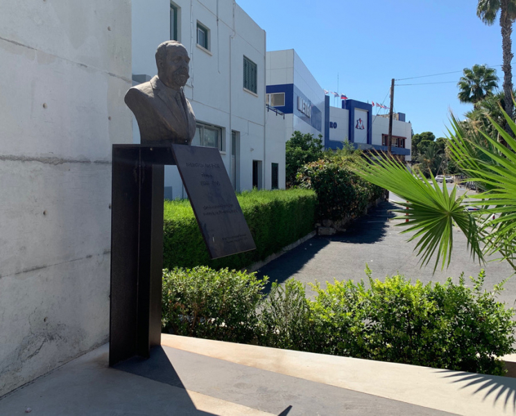 Памятник кипрскому поэту Димитрису Липертису
