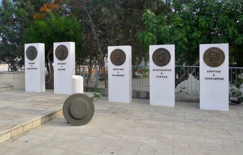 Памятник в Ларнаке в честь бойцов из деревни Лиси
