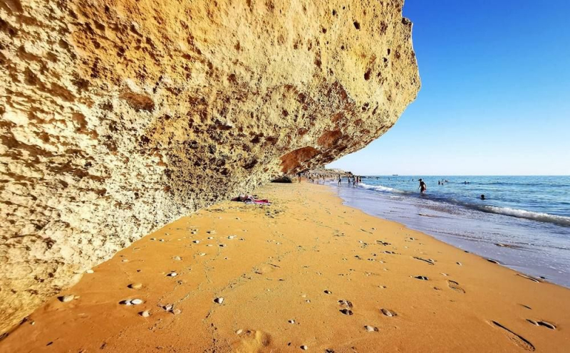 
Пляж «под скалой» — место, где река встречается с морем
