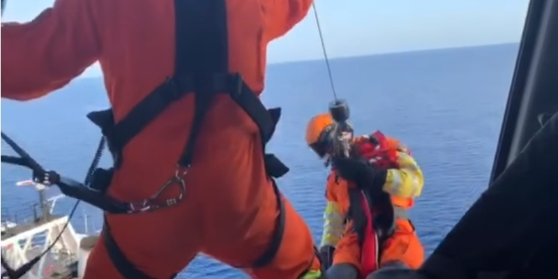 Киприоты на вертолете спасли иностранного моряка