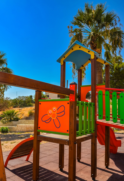 Отдых в тени кипрской сосны: парк с красочной детской площадкой в деревне Куклия на Кипре