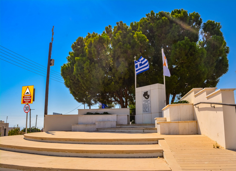 Памятник героям в кипрской деревушке Куклия