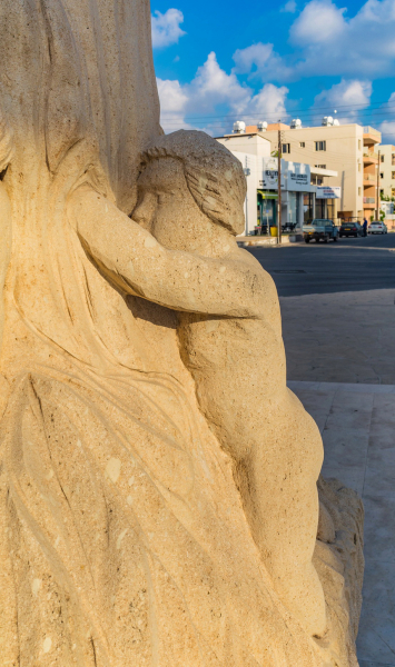 Скульптура многодетной матери в Пафосе