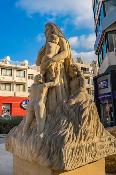 Скульптура многодетной матери в Пафосе
