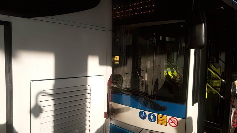 Столкновение двух автобусов на площади Соломона в Никосии