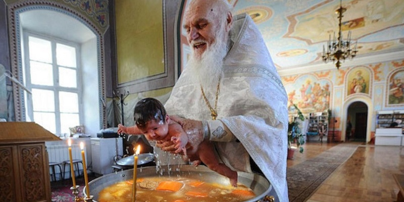 В Лимассоле священник жестко покрестил ребенка