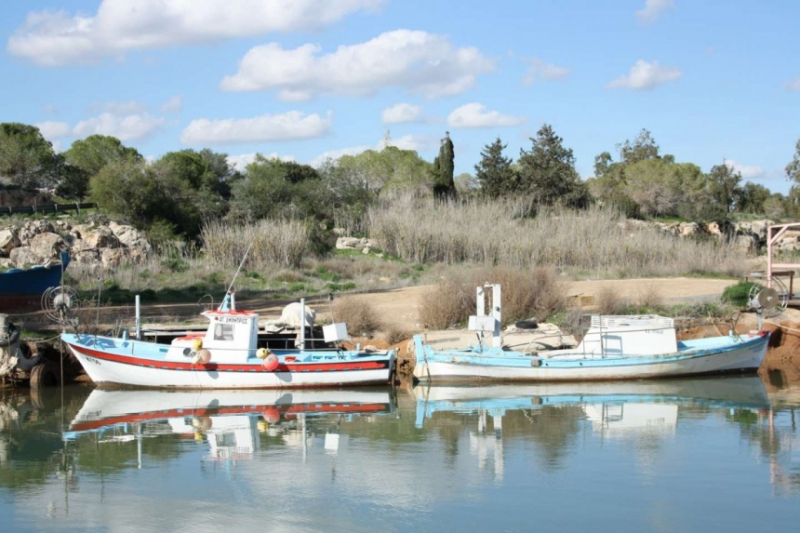 Кипрская деревушка Лиопетри в небольшом уютном заливе на морском побережье