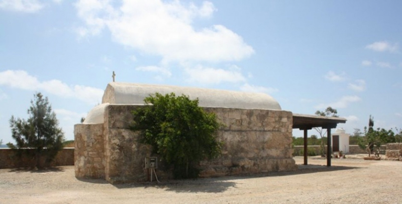 Кипрская деревушка Лиопетри в небольшом уютном заливе на морском побережье