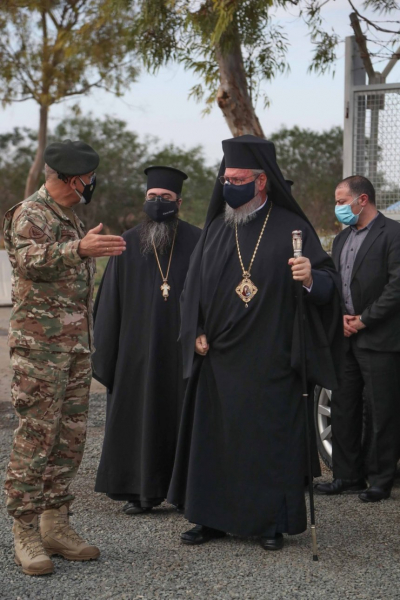 Кипрский архиепископ принес нацгвардейцам подарки, вспомнил юность и послушал колядки