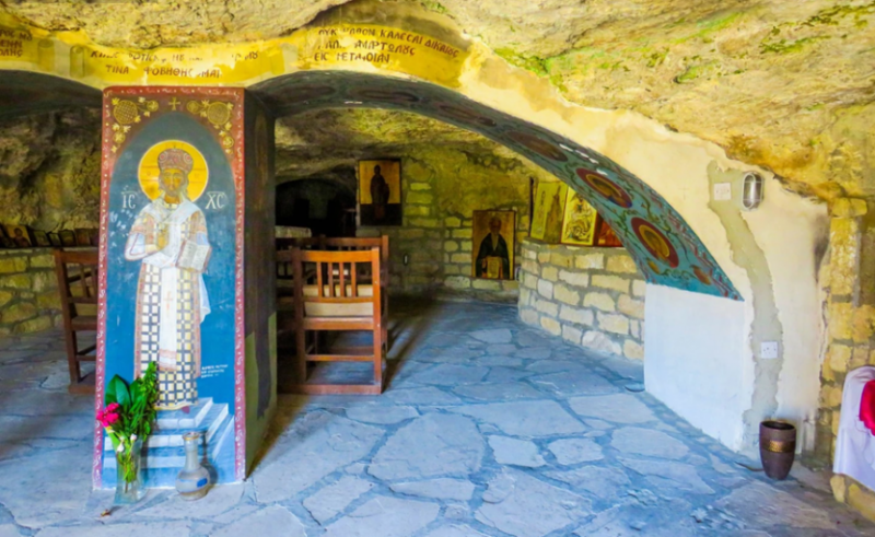 Панагия Хрисоспилиотисса - древние христианские катакомбы и уникальный пещерный храм 
