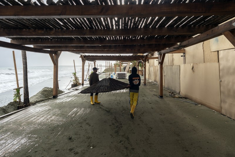 Рестораны на берегу Лимассола ушли под воду