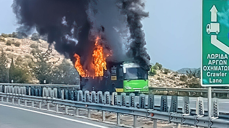 Автобус загорелся прямо на шоссе