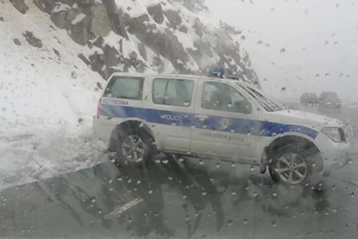 Из-за сильного снегопада были закрыты все дороги в Троодос
