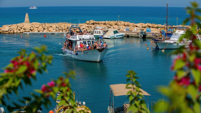 Кипр официально объявил об открытии для туристов: названы 56 допущенных стран