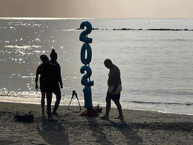 Моржи из Лимассола отметили Новый год в море
