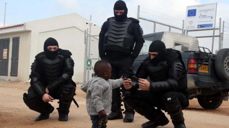 История фотографии, на которой спецназовец играет с маленьким беженцем