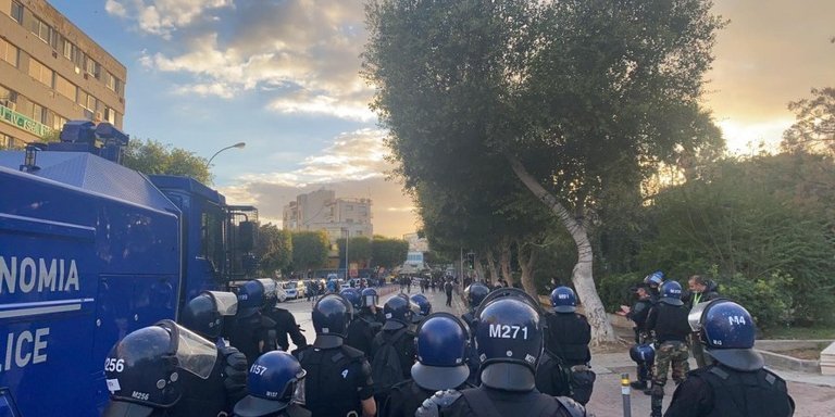 Полицейские Кипра сдали дубинки, щиты и шлемы в знак протеста против обвинений в насилии