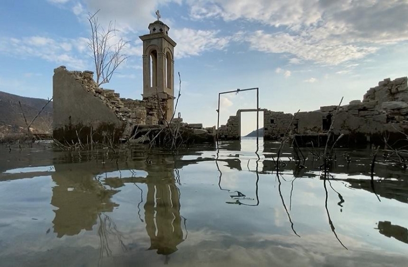 
Храм, затопленный в водохранилище Курис
