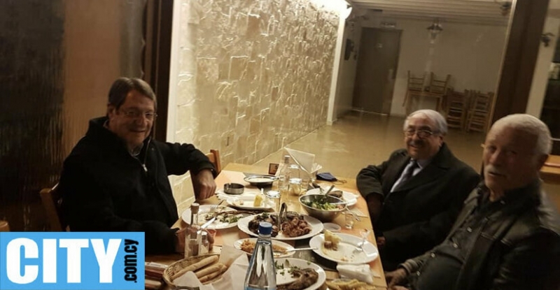 Президент Кипра сразу после открытия ресторанов пошел кутить в таверну